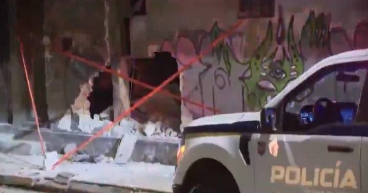 Conductor alcoholizado provoca accidente y destrozos en casa de Iztapalapa; policías habrían buscado encubrirlo