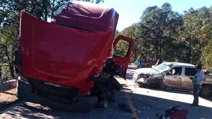 Aparatoso choque dejó un lesionado en carretera de Cuauhtémoc