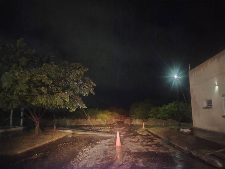 Un poste cayó en el Loteo San Nicolás y personal policial realizó prevención en la zona