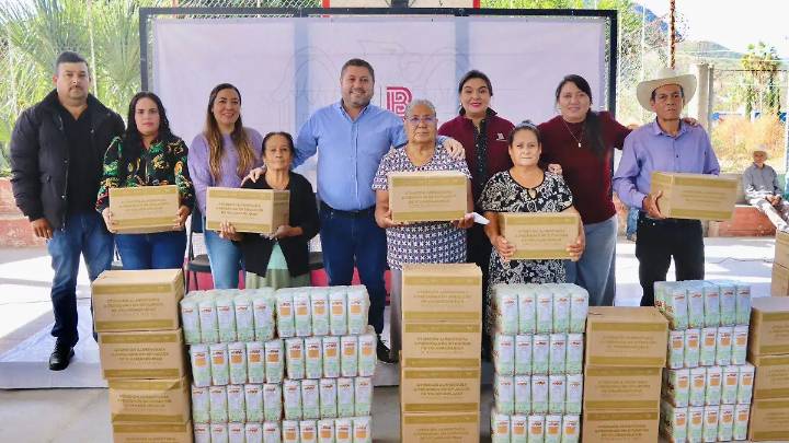 Alcalde entrega obra pública y apoyos alimenticios en Soyatita, Badiraguato