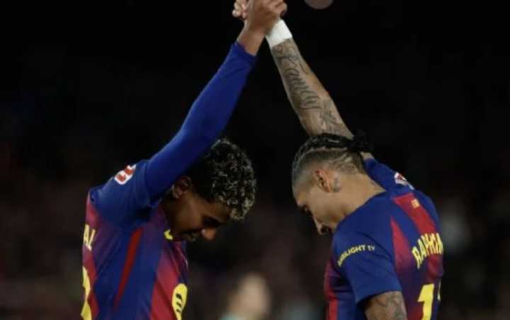 Raphinha marca doblete en la victoria del Barcelona 2