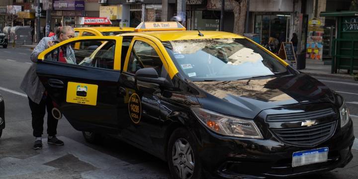 Polémica en CABA: presentaron un proyecto para prohibir el uso de autos particulares en las aplicaciones de viajes