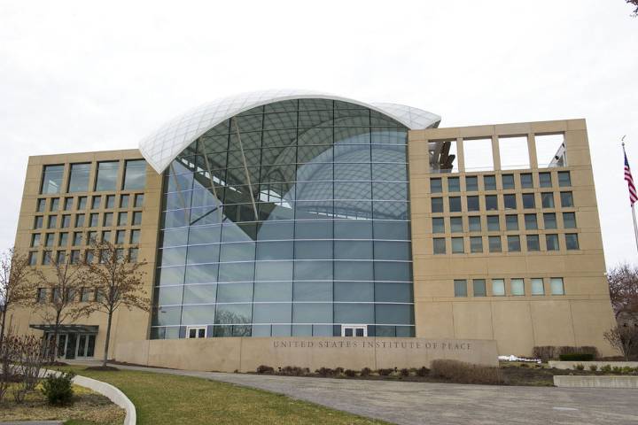 Añaden el nombre de Donald Trump a la fachada del edificio del Instituto de Paz de EE.UU.