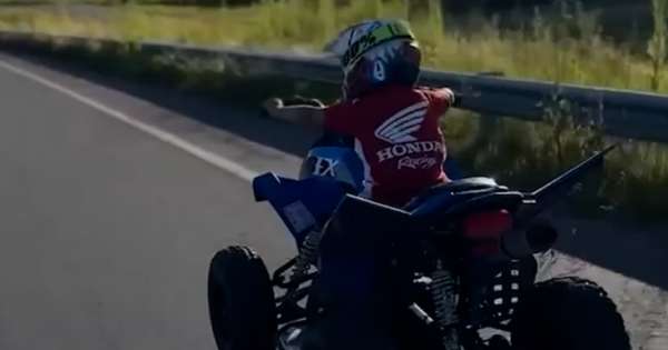 ¡Es un peligro! Padre grabó a su hijito arriba de un cuatriciclo en plena calle