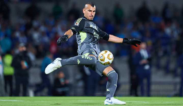 No entienden: Afición de Cruz Azul hace el grito homofóbico a Nahuel Guzmán