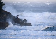 Una ola arrolla a un grupo de turistas en el Peine del Viento y hiere a una mujer