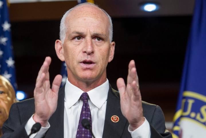 Congresista Adam Smith exige a Trump publicar video de remate de sobrevivientes en el Caribe