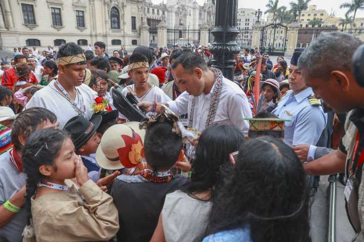 Presidente Jerí recibió a estudiantes de pueblos originarios en Palacio de Gobierno