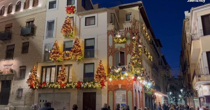 La casa del reloj se ilumina por Navidad, en vídeo
