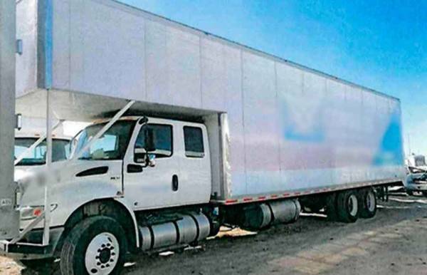 Sentencia a dos por transportar migrantes en caja de tráiler