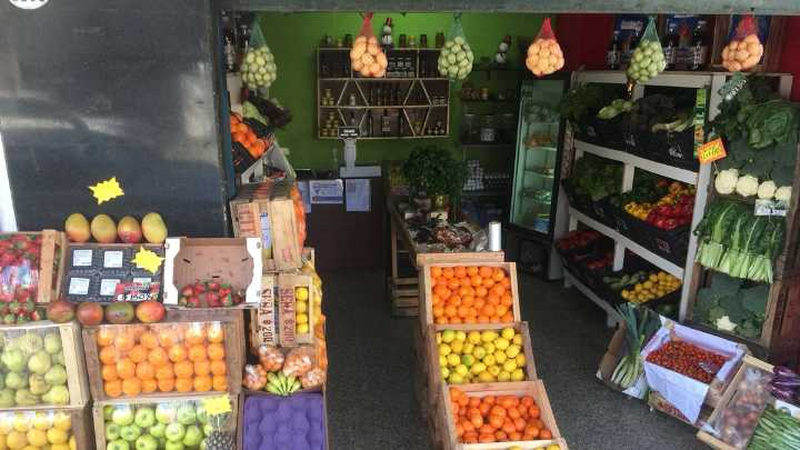 Un empleado de una verdulería fue golpeado por su jefe con un látigo y un palo de escoba