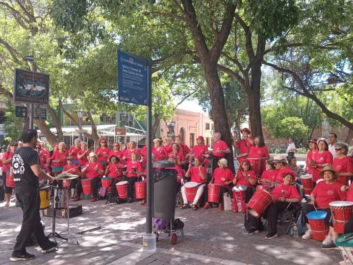 El grupo de tambores Fuerza Mayor cerró el ciclo de presentaciones en la Plazoleta del Fundador