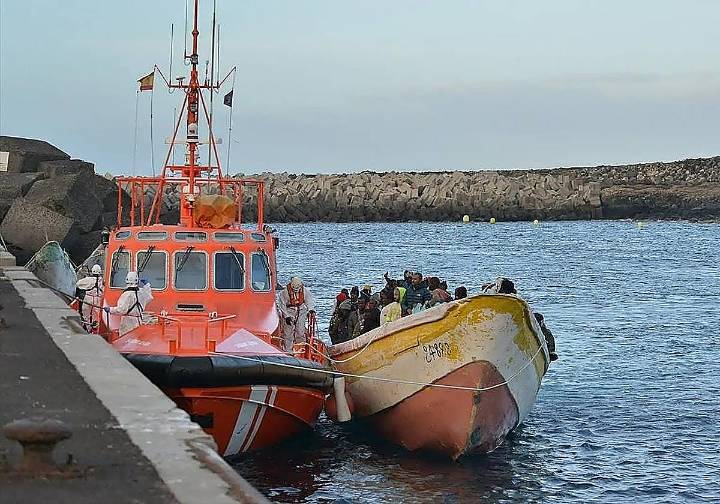 Rescatan dos cayucos en El Hierro