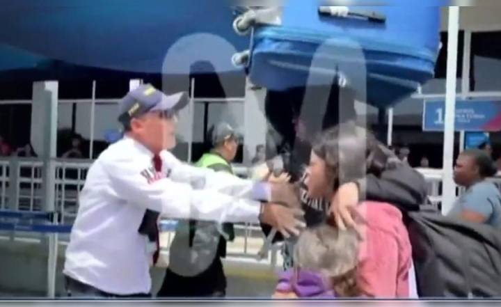 Migrantes rompen cordón policial e ingresan a Perú por la frontera con Chile