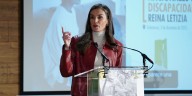 La reina Letizia recupera en Salamanca su chaqueta de piel roja más rompedora en un look 'working girl' infalible