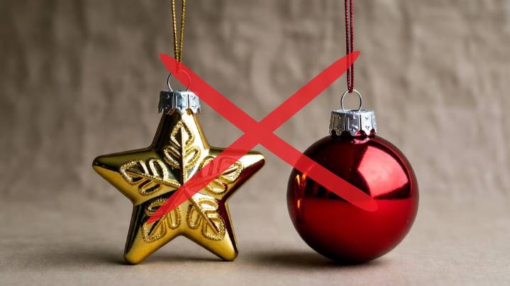 Ni estrella ni bolas rojas: el accesorio tendencia para el árbol de Navidad en este 2025