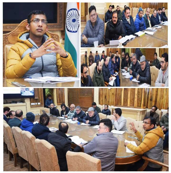 Div Com Kashmir reviews progress of RDSS, PM Surya Ghar Muft Bijli Yojana