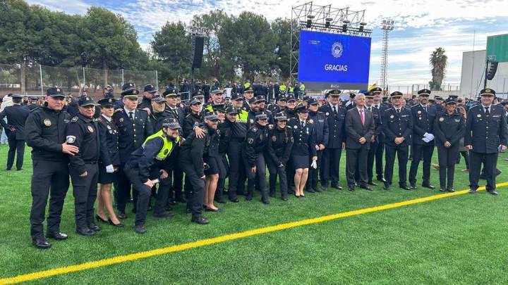 Paiporta condecora a 170 policías locales de Alicante por su ayuda durante la dana del 29O