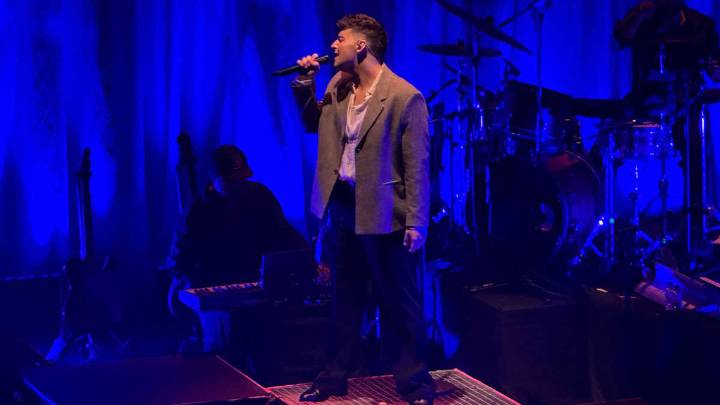 Juanjo Bona vuelve a enamorar a una Zaragoza entregadísima en un concierto que sabe a final