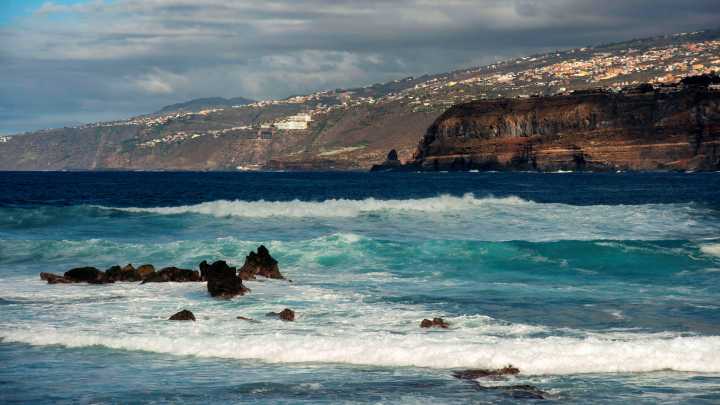 Falecen polo menos tres persoas por un golpe de mar no sur de Tenerife