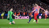 Baena adelantó al Atlético en el Camp Nou después de que el VAR corrigiese a De Burgos Bengoetxea