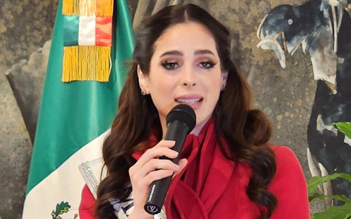 Fátima Bosch expresa apoyo a migrantes en visita a consulado de México en NY