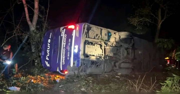 Autobús pasajeros cae a barranco en Tlanchinol; deja cinco muertos y 20 heridos