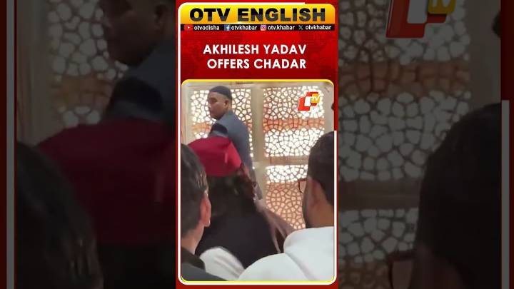Akhilesh Yadav Offers Chadar At Salim Chishti Dargah