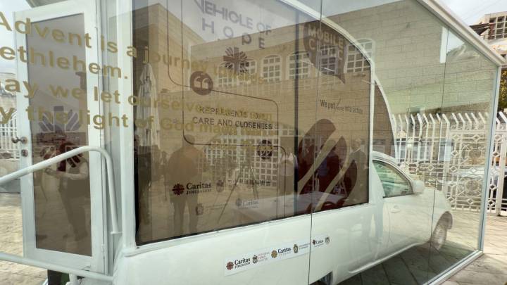 Transforman papamóvil de Francisco en una unidad médica para atender a niños en Gaza, siguiendo el último deseo del primer papa latino