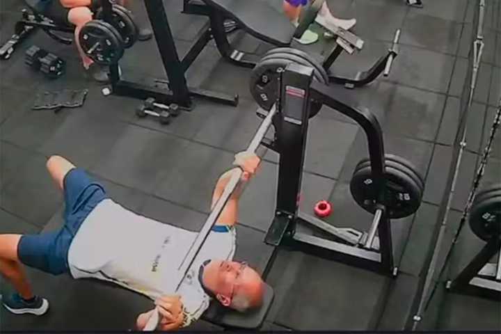 Una barra se le cayó encima y murió mientras hacía gimnasia