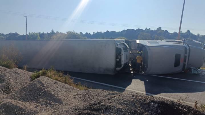 Vuelca camión cargado con pavos
