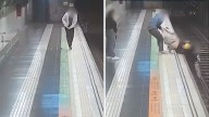 Impresionante rescate de un hombre que cayó a las vías del Metro en Barcelona: un oficial y dos pasajeros tuvieron que ayudarlo