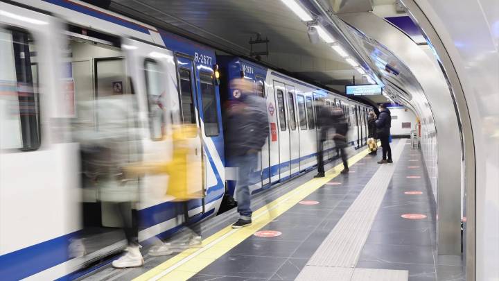 Detenido por empujar al suelo y agredir a una mujer mayor en la estación de Metro de Sol