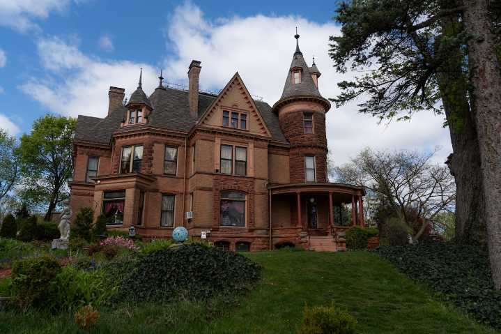 Customer sues Michigan bed and breakfast, alleging retaliation for one