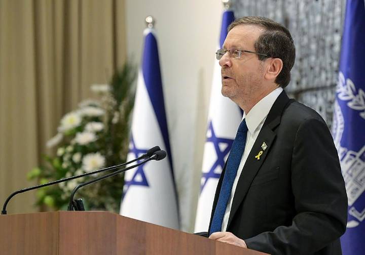 El presidente de Israel analiza la petición de perdón de Netanyahu, que divide al país