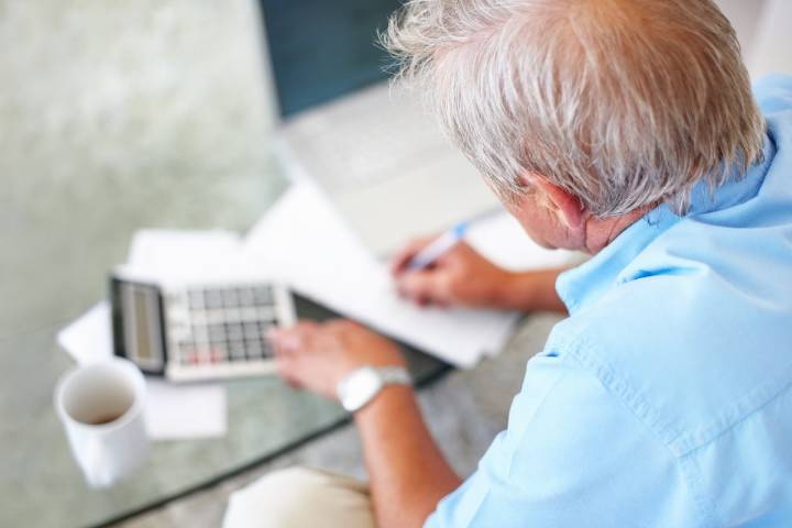 Is a life annuity better for men than managing your own retirement withdrawals from savings?