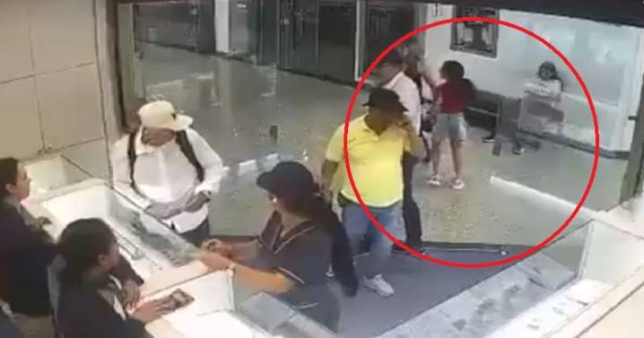 Niña en la escena y un vigilante: lo que revela el video del atraco en joyería de un centro comercial en Bucaramanga
