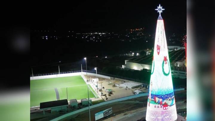La ciudad colombiana donde se encendió el árbol de Navidad más grande del país; alcanza los 66 metros de altura