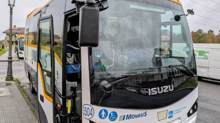 Los piquetes de la huelga de transporte de viajeros rompen lunas y pinchan ruedas de ocho autobuses en Negreira