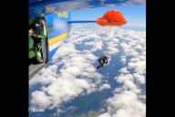 El paracaídas se le quedó atrapado en la cola del avión y se quedó colgando a más de 4000 metros de altura