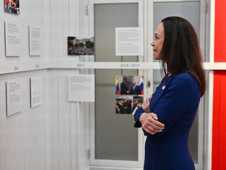 Lanchas sin luces y trece horas en el mar: así fue el "aterrador" escape de María Corina Machado de Venezuela