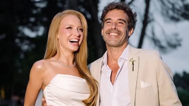 Los looks boda de Nicolás Cabré y Rocío Pardo: dos vestidos para la novia, tiradores y zapatillas para él