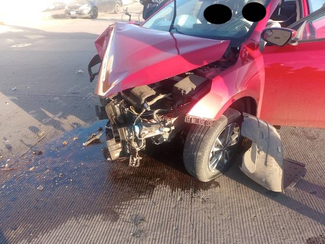 Destruyó su coche al chocar en el bulevar Felipe Pescador