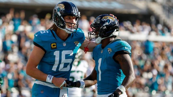 Trevor Lawrence 'on fire,' accounts for 6 TDs in Jaguars' rout