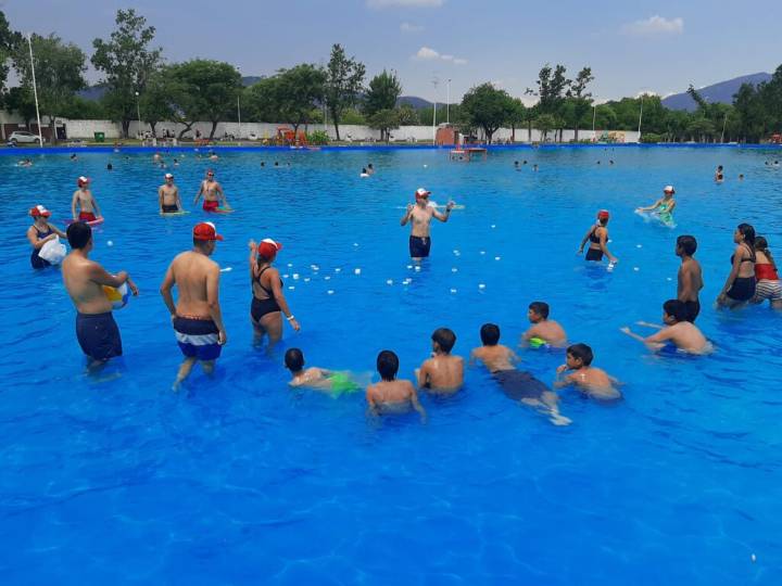 Largas filas en los balnearios para inscribir a los niños en las colonias de vacaciones 2026