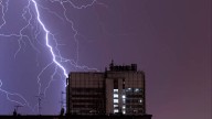 Ni el microondas ni las lámparas: el aparato que tienes que desconectar de tu casa si hay tormenta