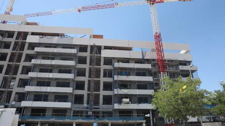 Madrid denuncia la "zancadilla" del Gobierno, tras su pacto con Junts, que le impide construir viviendas