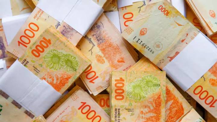 El salario mínimo, vital y móvil en Argentina tendrá aumentos escalonados hasta agosto