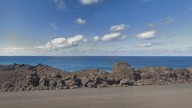 ... y dos heridos, uno en estado crítico, arrastrados por un golpe de mar en Lanzarote