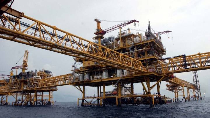 Producción petrolera de México seguirá en picada, perdería casi 50%; alerta la AIE